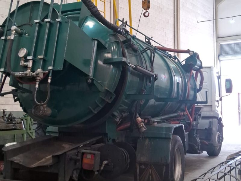 MANUTENÇÃO EM TANQUE DE SUCÇÃO REPRESSU CALDEIRARIA